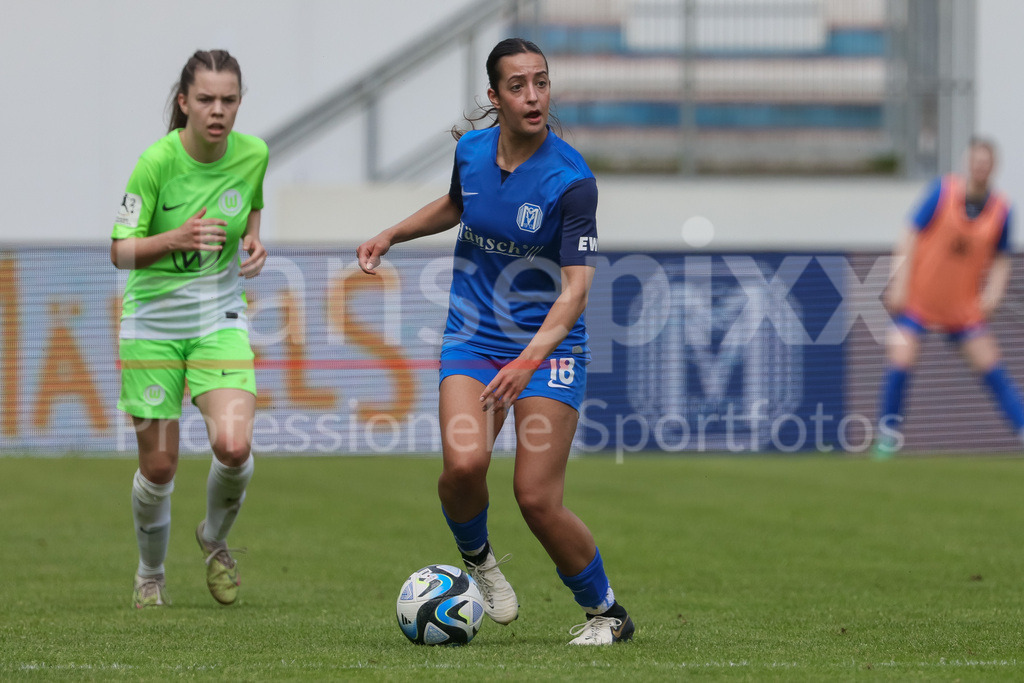 Fussball, 2. Frauen-Bundesliga, SV Meppen - VfL Wolfsburg II | v.li.: Selma Licina (SV Meppen, 18) am Ball, Einzelbild, Ganzkörper, Aktion, Action, Spielszene, DIE DFB-RICHTLINIEN UNTERSAGEN JEGLICHE NUTZUNG VON FOTOS ALS SEQUENZBILDER UND/ODER VIDEOÄHNLICHE FOTOSTRECKEN. DFB REGULATIONS PROHIBIT ANY USE OF PHOTOGRAPHS AS IMAGE SEQUENCES AND/OR QUASI-VIDEO.