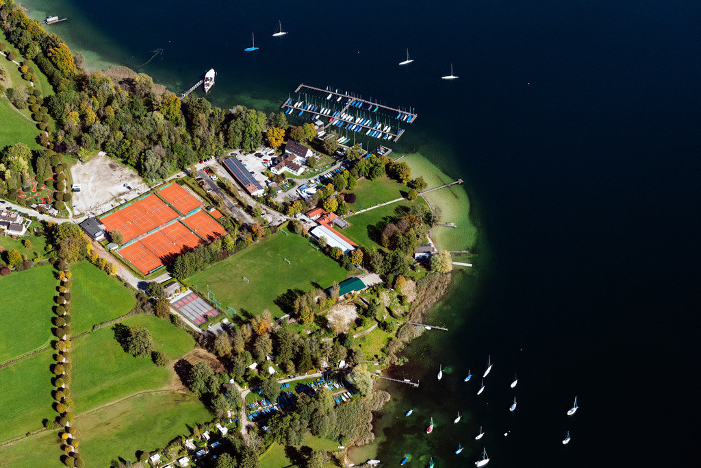 dr__0038735.jpg | TUTZING 11.10.2019 Yachthafen, Tennisclub und Südbad Tutzing Anlegestellen und Bootsliegeplätzen am Uferbereich des Ammersee in Tutzing im Bundesland Bayern, Deutschland. // Pleasure boat marina with docks and moorings on the shore area of Ammersee in Tutzing in the state Bavaria, Germany. Foto: Daniel Reiter