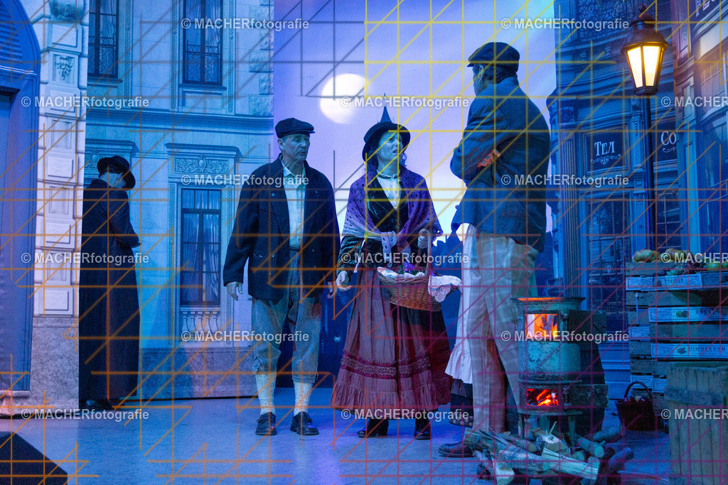 011_MFL-2025 | Portraitbilder von Regisseur; Darsteller; Techniker; Maske; Kostüme; Chor; Musiker; Bilderserie der Generalprobe und der Premierenvorstellung, Szenenbilder; Ausdrucksstudien; Bühnenüberblick; Bühnenkulissen; Pressefotos inkl. Redaktionsfoto Darstellergruppe.