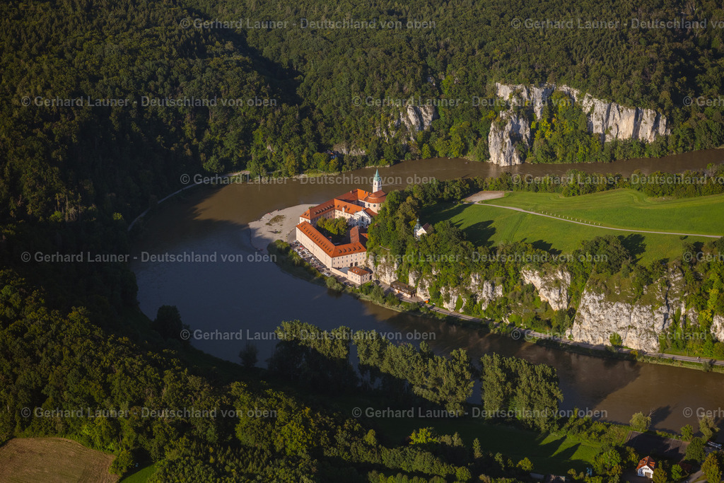 4050968 | WELTENBURG 03.09.2021 Gebäudekomplex des Klosters an der Asamstraße am Ufer der Donau in Weltenburg im Bundesland Bayern, Deutschland. Weiterführende Informationen bei: Weltenburger Klosterbetriebe GmbH. // Complex of buildings of the monastery on Asamstrasse on Ufer of Donau in Weltenburg in the state Bavaria, Germany. Further information at: Weltenburger Klosterbetriebe GmbH. Foto: Gerhard Launer