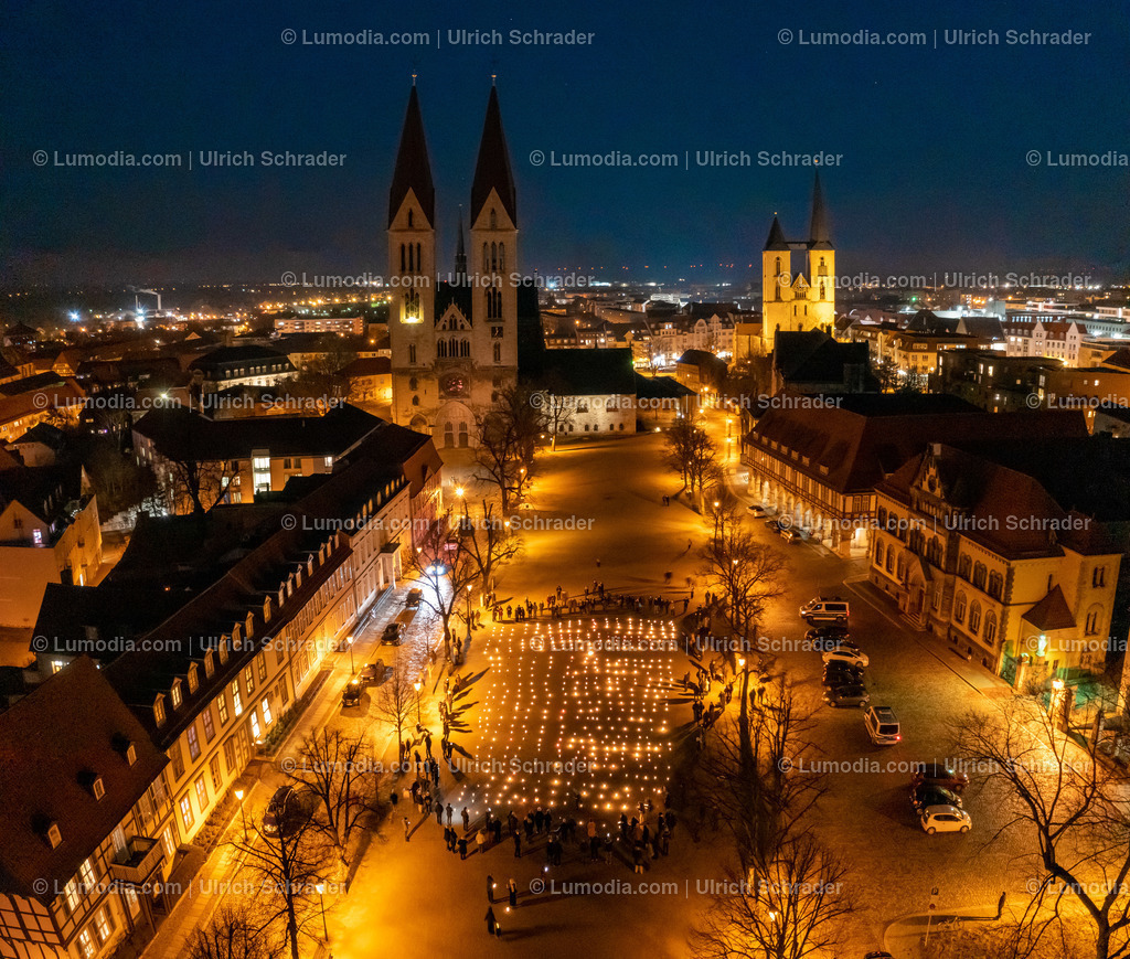 10049-51382 - Gedenkveranstaltung - Domplatz Halberstadt | Stockfoto und Bilderpool mit Bildmaterial aus Deutschland, dem Harz, Halberstadt, Quedlinburg, Wernigerode und weltweit. Qualitativ hochwertige und professionelle Fotos anschauen und kaufen. - Realisiert mit Pictrs.com