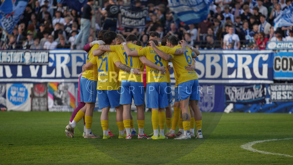 Fußball, Herren, Saison 2025/2026, Regionalliga Nordost, 30. Spieltag, FSV 63 Luckenwalde vs. SV Babelsberg 03, Freitag 17.04.2026, Karl-Liebknecht-Stadion Potsdam | Fußball, Herren, Saison 2025/2026, Regionalliga Nordost, 30. Spieltag, FSV 63 Luckenwalde vs. SV Babelsberg 03, Freitag 17.04.2026, Karl-Liebknecht-Stadion Potsdam, Im Bild: Der Mannschaftskreis des FSV 63 Luckenwalde vor Spielbeginn. - Realisiert mit Pictrs.com