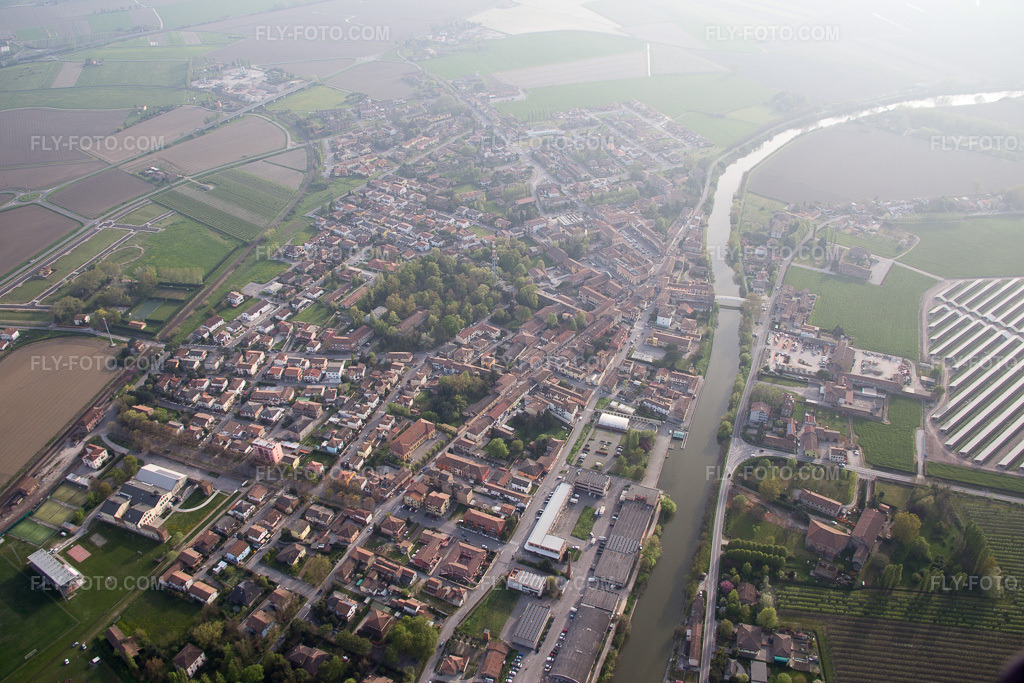 Aerial view: View of the town in Migliarino in the state Emilia Romagna, Italy. – Photo: IMG_087337.jpg taken on 04/05/2016 by Werner Riehm/FLY-FOTO.com – Resolution of the original: 5472 x 3648 px