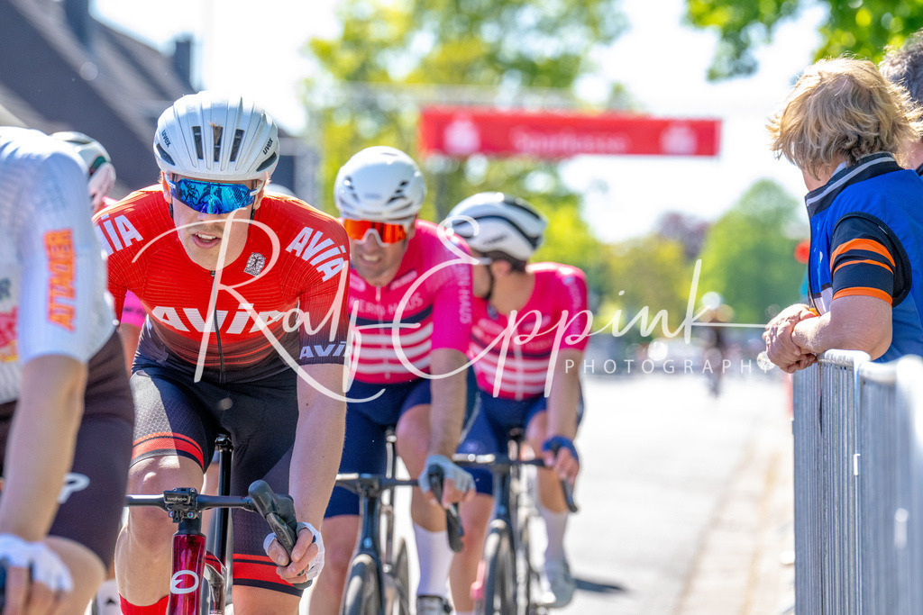 Spurt in den Mai 2026 - Großer Preis der Sparkasse Neuss | Annual one-day road cycling race "Großer Preis der Sparkasse Neuss" held in Büttgen, Germany, organized by VfR Büttgen 1912 e.V. The event features multiple races across all age categories from U11 youth to Elite men. - Realisiert mit Pictrs.com