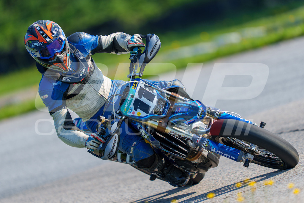 SuperMoto_Staatsmeisterschaft_Greinbach_051 | GRIPcapture steht für authentische Sportfotografie in Österreich – für Momente, die mehr sind als Geschwindigkeit oder Ergebnis. Es geht um Emotion, Spannung, Fokus und den Augenblick, der oft nur einen Wimpernschlag dauert.Ob Motorsport, Teamsport oder 