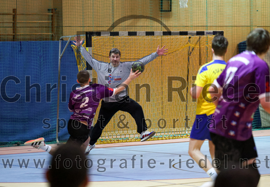 2023-03-11_020_SpVgg_Altenerding_gegen_SSG_Metten | Erding, Deutschland, 11.03.2023:
Handball, Bezirksoberliga Männer 2022 / 2023, 17. Spieltag, SpVgg Altenerding gegen SSG Metten, Endergebnis: 26:22

Matthias Elgeti (SSG Metten, #16), Joseph Wyhnalek (SpVgg Altenerding, #2), Jan Friedrich (SSG Metten, #11)

Foto: Christian Riedel / fotografie-riedel.net