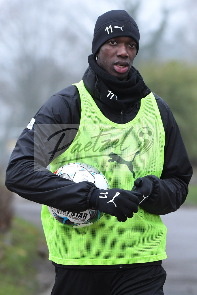 20200125_TRAOSN_0022 | Fußball, Herren: Assan Ceesay (VfL Osnabrück) schaut beim Training des VfL Osnabrück am 25.01.2020 im Sportpark Illoshöhe in Osnabrück, Deutschland.(Foto von Nico Paetzel) - Realisiert mit Pictrs.com