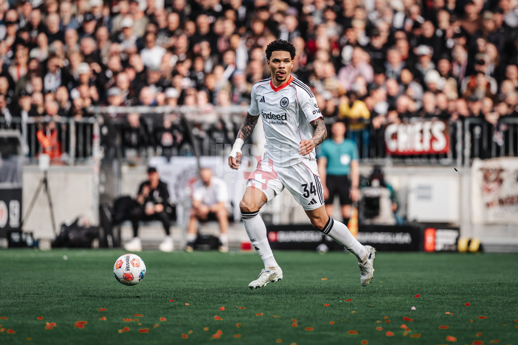 Fußball | Männer | Saison 2025/2026  | Fußball-Bundesliga | 25. Spieltag | FC St. Pauli vs. Eintracht Frankfurt | 08.03.2026 | Nnamdi Collins (#34, Eintracht Frankfurt)