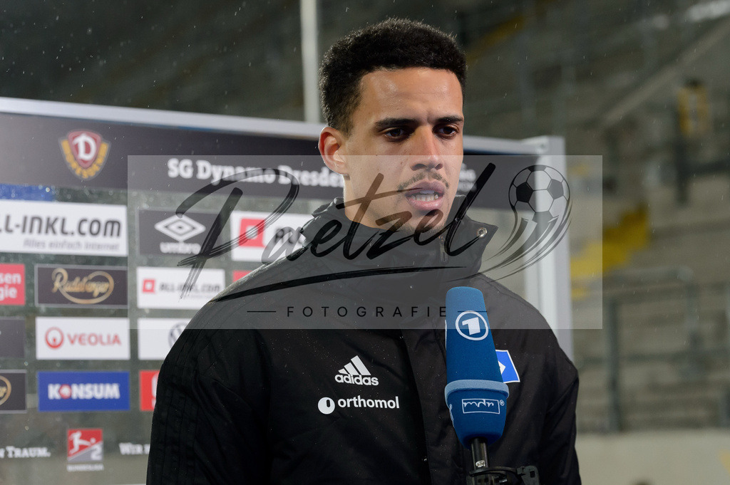 SGDHSV20220114_182 | Fussball, Herren: Robert Glatzel (Hamburger SV) schaut bei dem Spiel der 2. Bundesliga zwischen SG Dynamo Dresden und Hamburger SV im Rudolf-Harbig-Stadion am 14.01.2022 in Dresden, Deutschland.DFB / DFL REGULATIONS PROHIBIT ANY USE OF PHOTOGRAPHS AS IMAGE SEQUENCES AND/OR QUASI-VIDEO. - Realisiert mit Pictrs.com