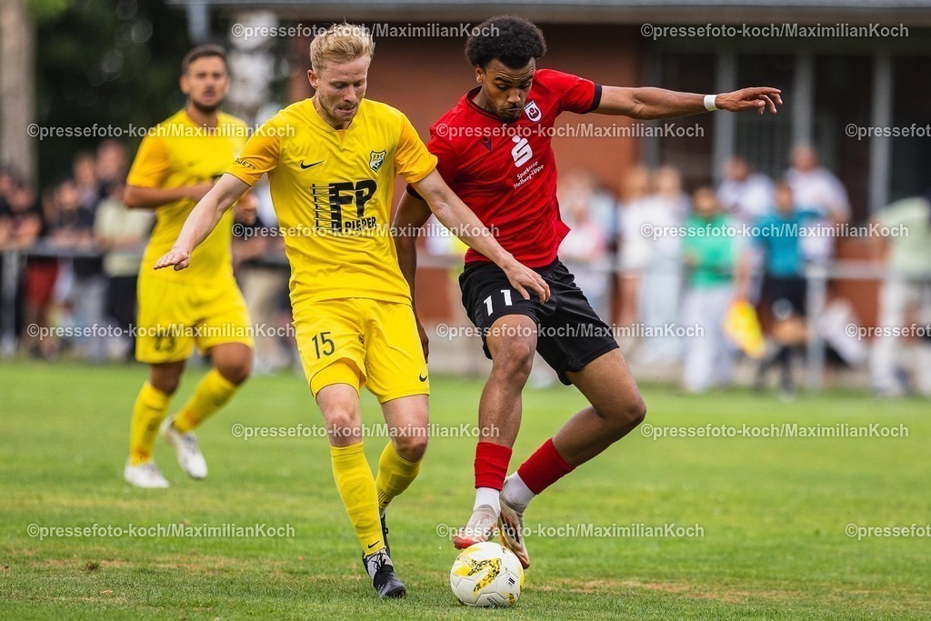 xkwi13072501037 | 13.07.2025, xkwix, Fußball, Testspiel, SV Lippstadt 08 - FSC Rheda, Rasenplatz, Sportanlage Esbeck: David Dören ( SV Lippstadt 08 #27 )  im Zweikampf gegen Marcel Lücke ( FSC Rheda #15 )