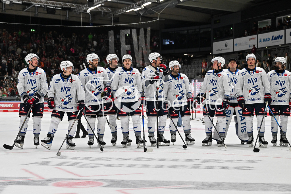 Augsburger Panther - Adler Mannheim | Die Spieler der Adler feiern zusammen mit den Fans mitgereisten Fans den Auswärtssieg in Augsburg / DEL: Augsburger Panther - Adler Mannheim; Curt Frenzel Stadion am 14.09.2025