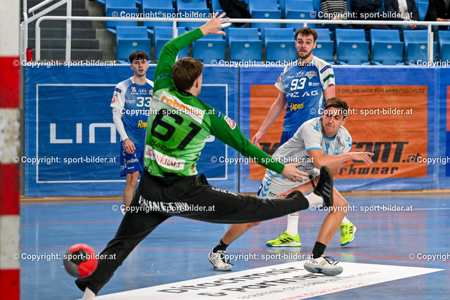 AUT, HLA, HC Linz AG vs HSG XeNTiS Lipizzanerheimat Baernbach-Koeflach | 15.02.2025, Sporthauptschule Linz-Kleinmuenchen, AUT, HLA, HC Linz AG vs HSG XeNTiS Lipizzanerheimat Baernbach-Koeflach, im Bild Florian Kaiper of HC Linz AG, Patrick Elias Palmstingl of HSG Xentis Lipizzanerheimat, Andrei Klimavets of HC Linz AG
