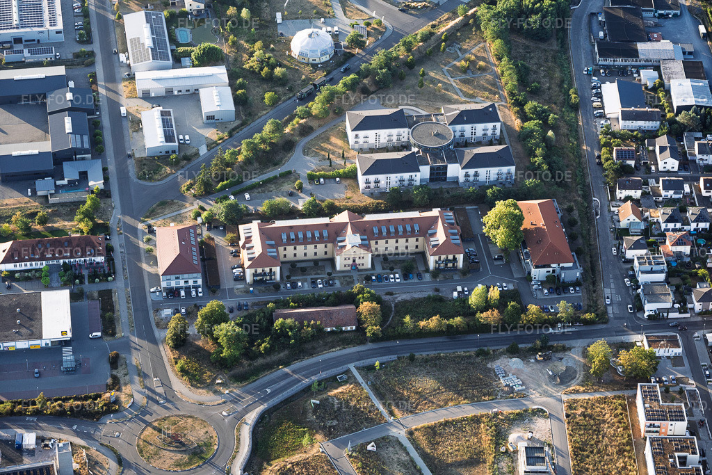 Luftbild: Seniorenheim Haardtblick und Reihenwohnhaus mit Zukunftsakademie Pfalz (ZAP) an der Martha-Rumpf-Straße im Ortsteil Speyerdorf in Neustadt im Bundesland Rheinland-Pfalz in Deutschland. – Foto: IMG_158481.jpg vom 07.08.2026 durch Werner Riehm/FLY-FOTO.de – Auflösung des Originals: 6000 x 4000 px – NEUSTADT.REICHSBUND-FREIER-SCHWESTERN.DE – Zukunftsakademie-Pfalz