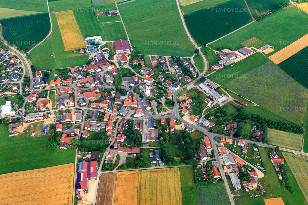 Luftbild: Dorfansicht mit Kirche St. Sola im Ortsteil Kösingen in Neresheim im Bundesland Baden-Württemberg in Deutschland. Foto: IMG_101630.jpg vom 08.07.2017 durch Werner Riehm/FLY-FOTO.de