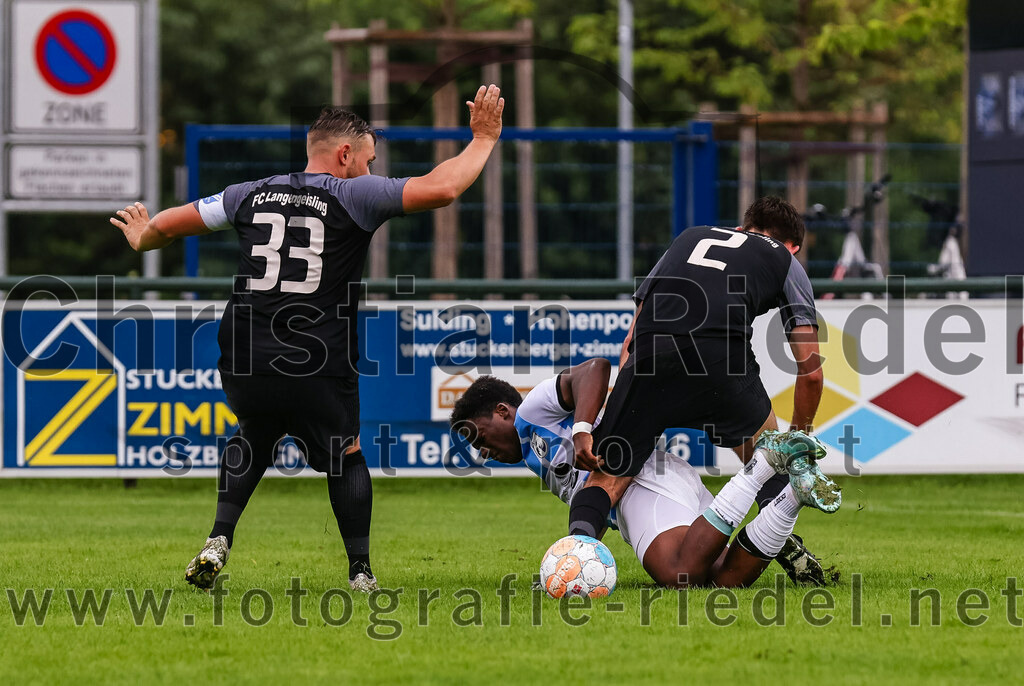 2023-08-05_113_FC_Langengeisling_gegen_SVN_Muenchen | Erding, Deutschland, 05.08.2023:
Fußball, Bezirksliga Oberbayern Ost 2023 / 2024, 2. Spieltag, FC Langengeisling gegen SVN München, Endergebnis: 1:3

Hannes Dornauer (FC Langengeisling, #33), Dylan Tougan (SVN München, #8), Lucas Seeholzer (FC Langengeisling, #2)

Foto: Christian Riedel / fotografie-riedel.net