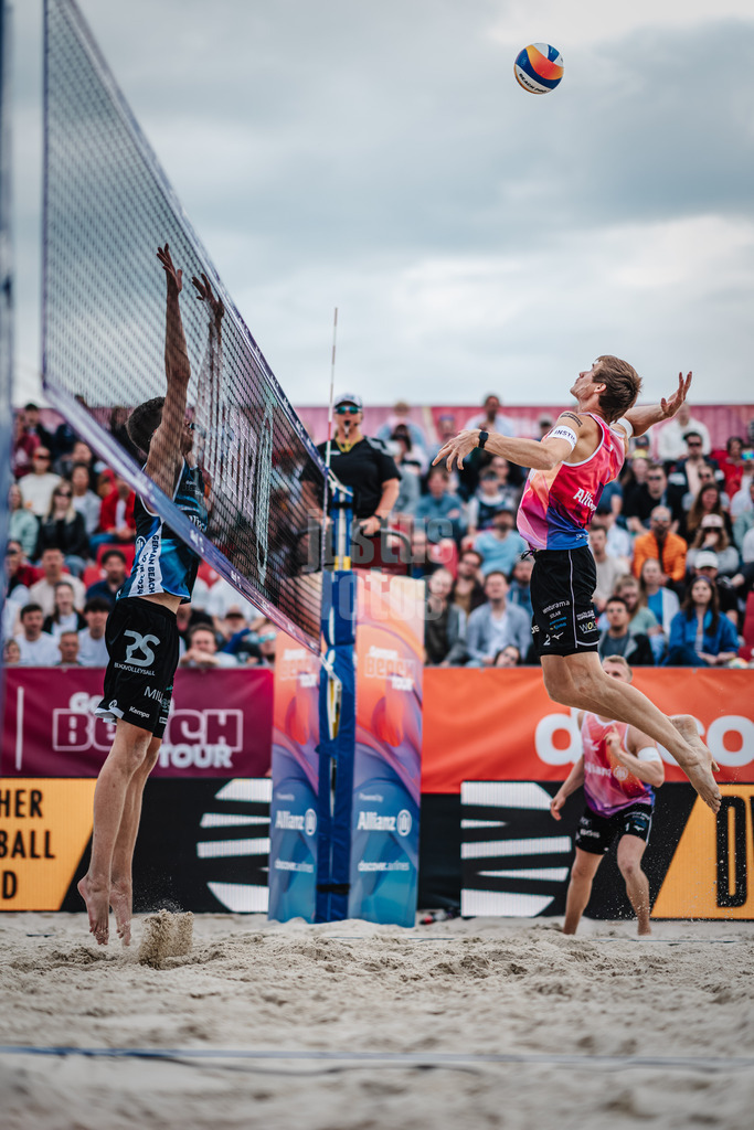 Beachvolleyball | Männer | German Beach Tour 2024 | Tourstop Düsseldorf | 18.05.2024 | Peter Wolf (rechts) beim Angriff gegen Milan Sievers (links)