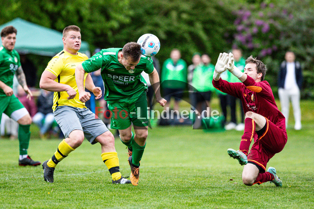 FC Seeshaupt gegen SV Bernried | Fußball A-Klasse Herren Oberbayern Zugspitze Gruppe 5 2025/26, FC Seeshaupt gegen SV Bernried, 20250504,Torchance Denis SULZMANN (FC Seeshaupt 17),2025-05-04 in Seeshaupt (Sportplatz Seeshaupt Platz 1), Denis SULZMANN (FC Seeshaupt 17), Kilian BRENNAUER (SV Bernried Torwart 1)Copyright: WolfgangxLindner www.foto-lindner.de