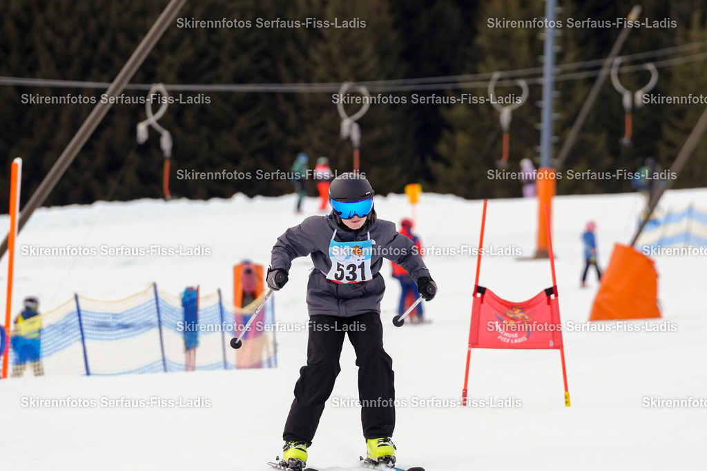 SRF_02.01.2026_0770 | Skirennfotos,Serfaus,Fiss,Ladis,Kinderskirennen,Winter,Tirol,Oberland,skirace,SFL,feelfree,weil wir's genießen,ski,Ski,skifahren,Sonnenplateau, - Realisiert mit Pictrs.com