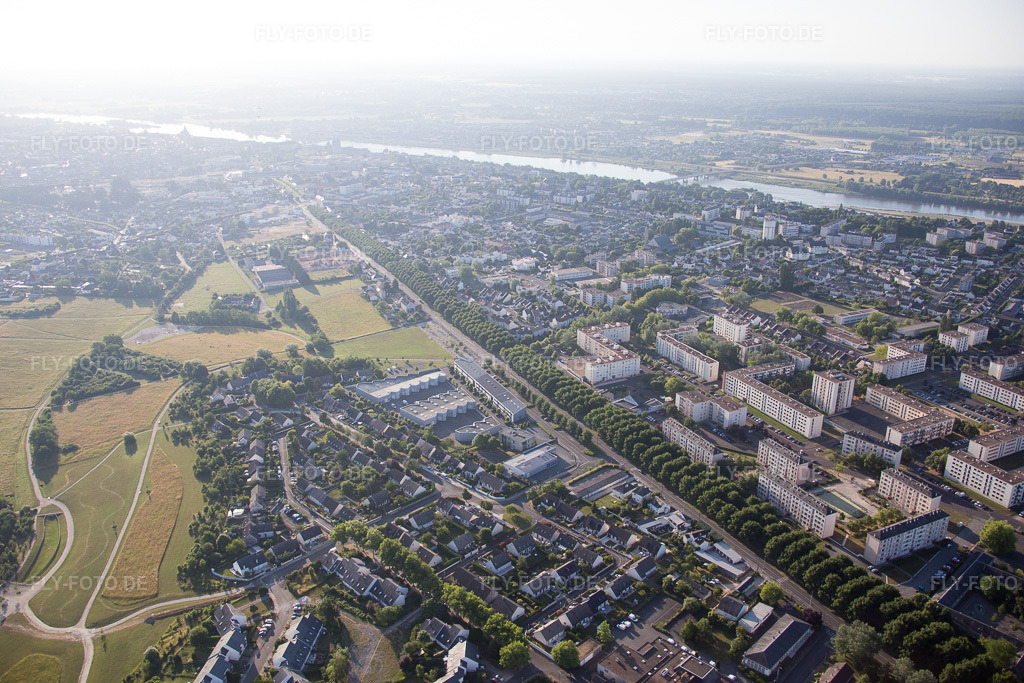 Luftbild: Ortsansicht in Blois im Bundesland Loir-et-Cher in Frankreich. Foto: IMG_082023.jpg vom 20.06.2015 durch Werner Riehm/FLY-FOTO.de
