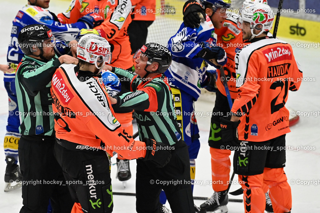 EC IDM WÄRMEPUMPEN VSV vs. MOSER MEDICAL GRAZ99ERS | HUBER ANDREAS Referee, NOTHEGGER DAVID Referee, ZACHERL PATRICK Referee, 72 John Hughes EC VSV, #16 Kevin Hancock EC VSV, #21 Lukas Haudum Graz 99ers, #3 Frank Hora Graz 99ers, #18 Paul Stapelfeldt Graz 99ers, #33 Maxime Lagacé Graz 99ers, EC IDM WÄRMEPUMPEN VSV vs. MOSER MEDICAL GRAZ99ERS, EC IDM WÄRMEPUMPEN VSV vs. MOSER MEDICAL GRAZ99ERS am 17.03.2026 in Villach (Stadthalle Villach), Austria, (Photo by Bernd Stefan)