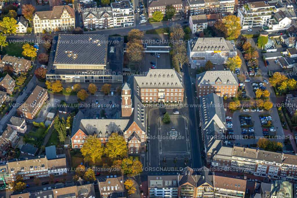 Bottrop221006253 | Luftbild, Rathaus, Ernst-Wilczok-Platz mit Brunnen, Saalbau, Amtsgericht Renovierung,  Altstadt, Bottrop, Ruhrgebiet, Nordrhein-Westfalen, Deutschland