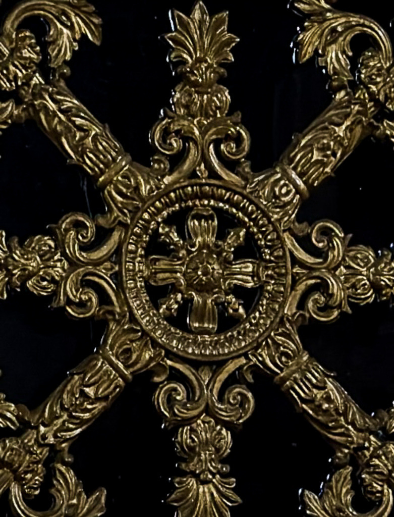 Wandbild Goldener Barock-Türbeschlag - Historische Ornamente | Dieses exklusive Fotokunst-Wandbild zeigt die faszinierende Detailaufnahme eines historischen, kunstvoll verzierten Barock-Türbeschlags in edlem Gold. Die filigranen Ornamente und symmetrischen Muster heben sich mit beeindruckender Plastizität von dem tiefdunklen Hintergrund ab. Fotograf Robert Steinke fängt den royalen Glanz und die haptische Textur des metallischen Meisterwerks in meisterhafter Schärfe ein. Ein zeitloser, luxuriöser Blickfang, der jedem Raum – ob stilvolles Wohnzimmer, Flur oder anspruchsvolles Büro – eine elegante und majestätische Atmosphäre verleiht. Perfekt geeignet als großformatiger Premium-Kunstdruck auf Alu-Dibond, Leinwand oder hinter brillantem Acrylglas für maximale Tiefenwirkung. - Realisiert mit Pictrs.com