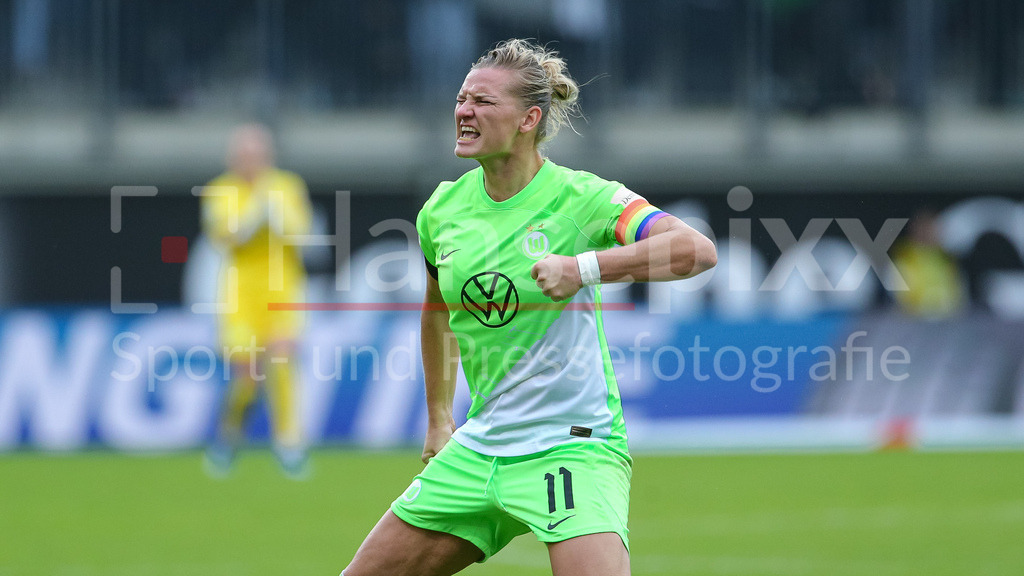 Fussball, Google Pixel Frauen-Bundesliga, VfL Wolfsburg - TSG 1899 Hoffenheim | v.li.: Torschützin Alexandra Popp (Alex Popp, VfL Wolfsburg, 11) mit Torjubel, Jubel, jubeln, jubelt, optimistisch, Spielszene, Highlight, Freude über das Tor zum 1:1, DIE DFB-RICHTLINIEN UNTERSAGEN JEGLICHE NUTZUNG VON FOTOS ALS SEQUENZBILDER UND/ODER VIDEOÄHNLICHE FOTOSTRECKEN. DFB REGULATIONS PROHIBIT ANY USE OF PHOTOGRAPHS AS IMAGE SEQUENCES AND/OR QUASI-VIDEO.