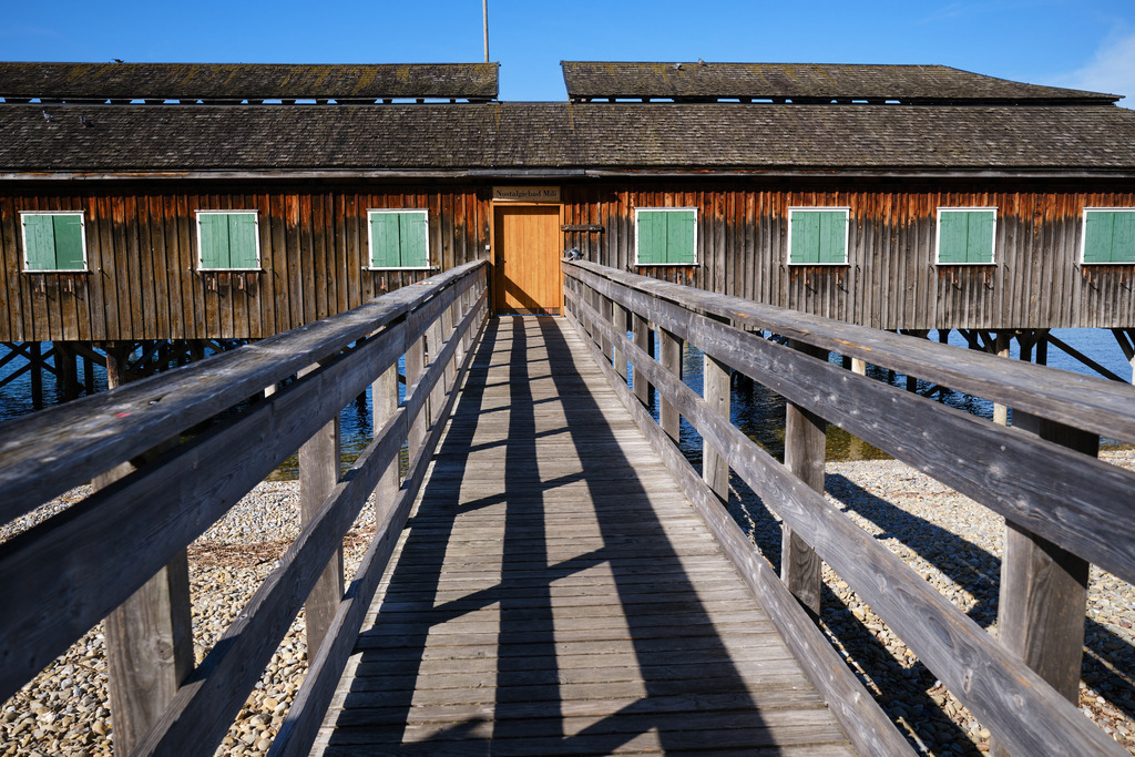 Blick auf das Militärbad in Bregenz | Bregenz, Austria - October 11, 2023: Blick auf das Militärbad in Bregenz am Bodensee. - Realisiert mit Pictrs.com