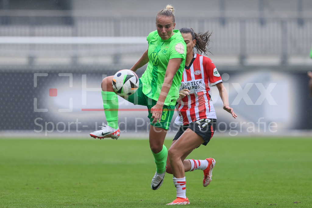 Fussball, Testspiel Frauen, VfL Wolfsburg - PSV Eindhoven | v.li.: Luca Papp (VfL Wolfsburg, 13) und Riola Xhemaili (PSV Eindhoven, 27) im Zweikampf, Duell, Dynamik, Aktion, Action, Spielszene