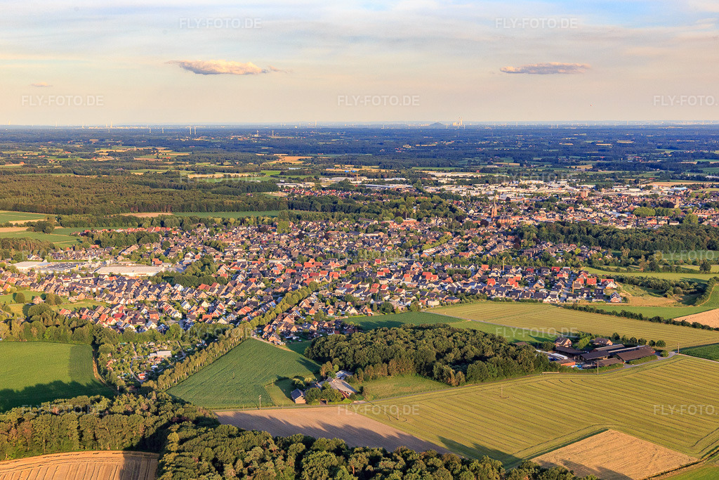 Luftbild: Ortsansicht von Westen in Rhede im Bundesland Nordrhein-Westfalen in Deutschland. Foto: IMG_008010.jpg vom 12.07.2020 durch Werner Riehm/FLY-FOTO.de