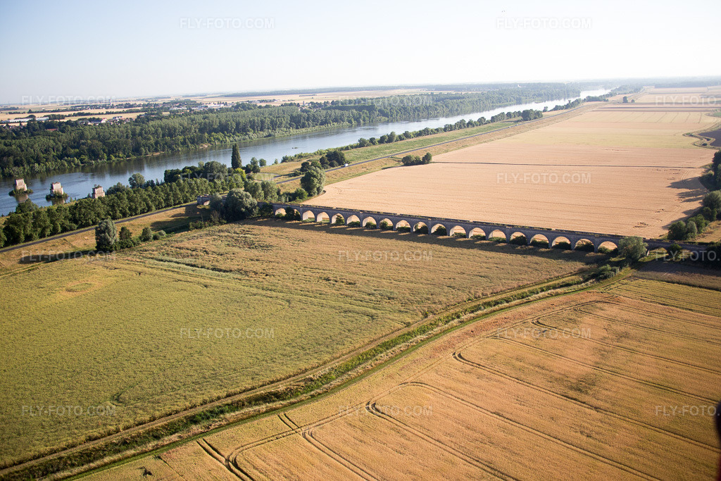 Aerial view: Viaduct at Vineuil/Loire in Vineuil in the state Loir et Cher, France. – Photo: IMG_082074.jpg taken on 06/20/2015 by Werner Riehm/FLY-FOTO.com – Resolution of the original: 5472 x 3648 px