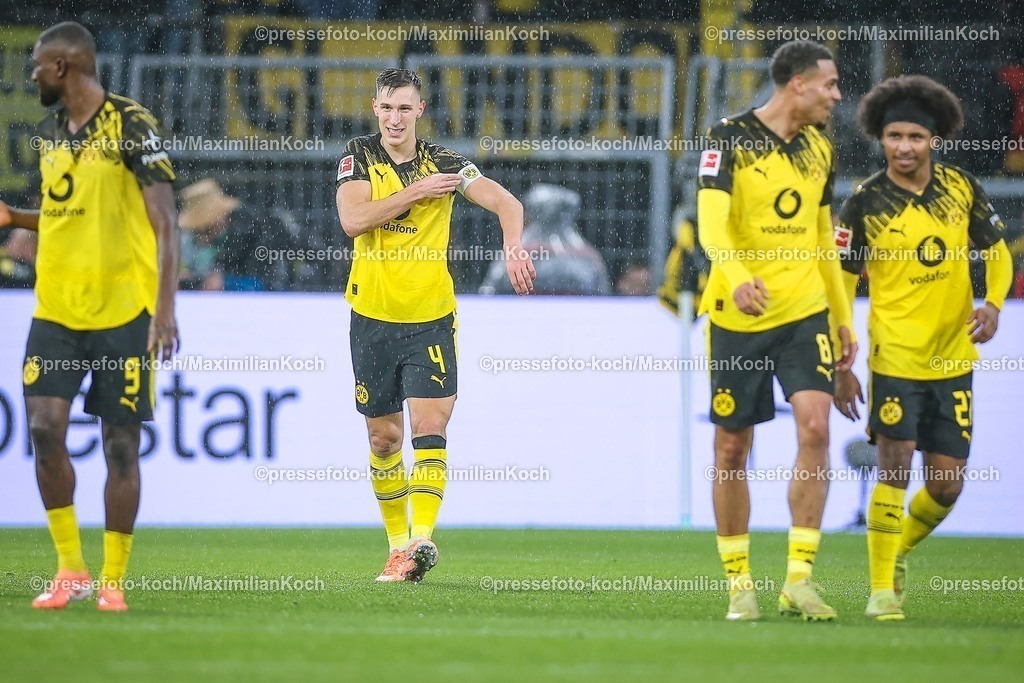 BVB07122501072 | 07.12.2025, Fußball, Borussia Dortmund - TSG 1899 Hoffenheimt, 1. Fußball Bundesliga, 13. Spieltag, Signal Iduna Park, Saison 2025 2026: Torjubel nach dem Tor zum 2:0 durch Torschütze Nico Schlotterbeck&nbsp;(BVB #04)  DFB regulations prohibit any use of photographs as image sequences and or quasi-video.