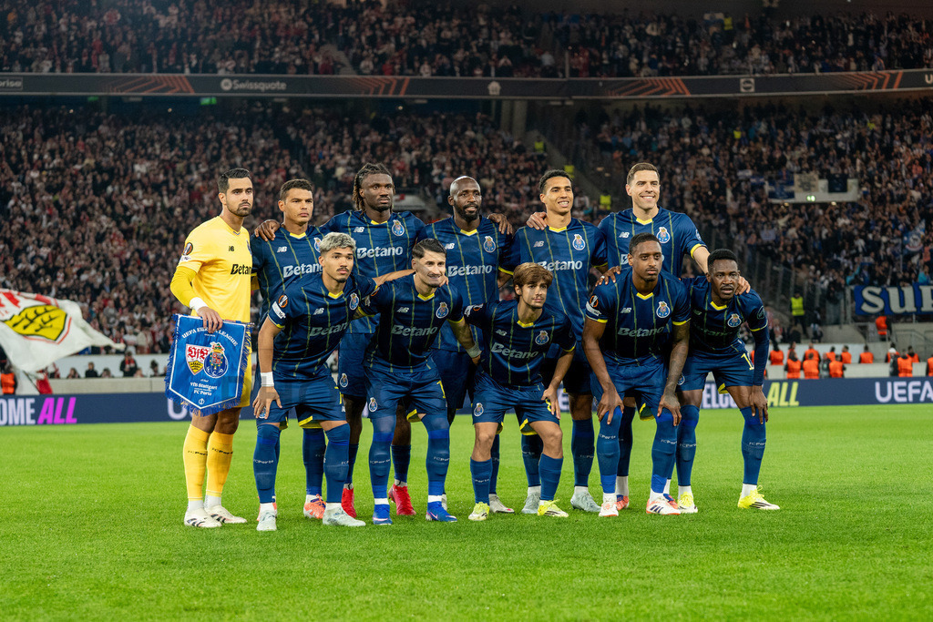 VfB Stuttgart vs. FC Porto, Fussball, Europa League, Achtelfinale, Hinspiel, 12.03.2026 | FC Porto versammelt sich zum Mannschaftsbild vor Spielbeginn,VfB Stuttgart vs. FC Porto, Fussball, Europa League, Achtelfinale, Hinspiel, 12.03.2026Foto: photosbyphips/Philip Ziegler