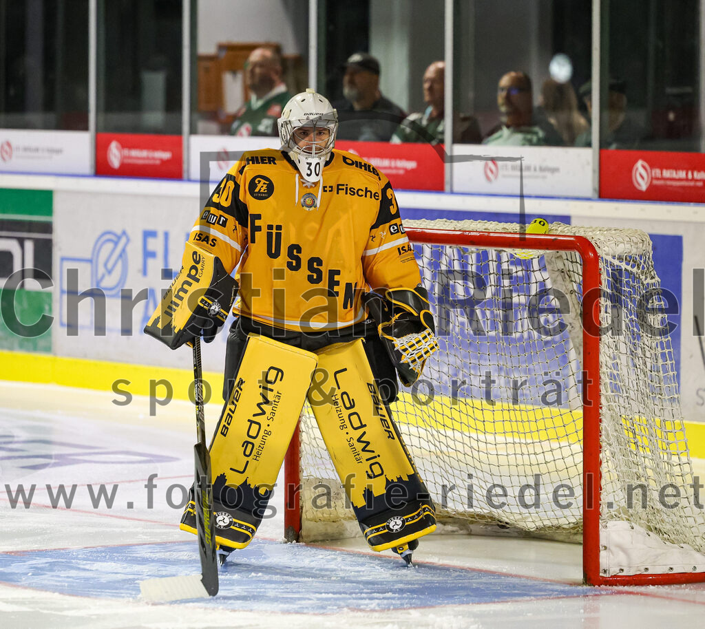 2025-08-22_009_TSV_Erding_gegen_EV_Fuessen | Erding, Deutschland, 22.08.2025:Eishockey, Oberliga Süd 2025 / 2026, Testspiel, TSV Erding gegen EV Füssen, Endergebnis: 1:4Torwart Timotej Pancur (EV Füssen, #30)Foto: Christian Riedel / fotografie-riedel.net