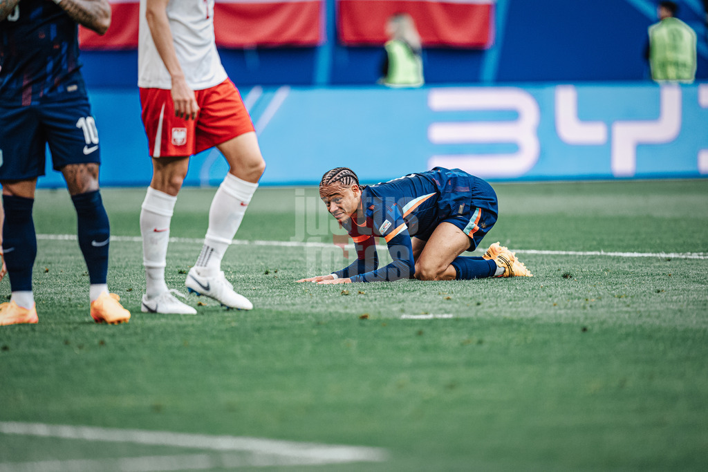 Fußball | Herren | UEFA-Fußball-Europameisterschaft 2024 | Gruppe D | Polen vs. Niederlande | 16.06.2024 | Xavi Simons (#7, Niederlande) ärgert sich frustriert am Boden