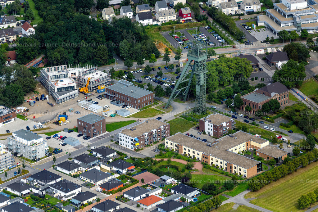 4050187 | OBERHAUSEN 25.08.2021 Parkanlage OLGA-Park mit ehemaligem Förderturm und Steigerhaus in Oberhausen im Bundesland Nordrhein-Westfalen. Weiterführende Informationen bei: Contact GmbH,  Stadt Oberhausen. // Park of OLGA-Park with former headframe and Steigerhaus in Oberhausen in the state North Rhine-Westphalia, Germany. Further information at: Contact GmbH,  Stadt Oberhausen. Foto: Gerhard Launer