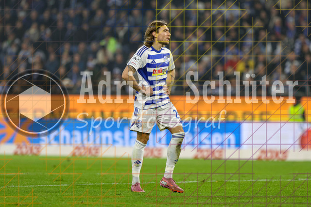 MSV Duisburg vs SV Waldhof Mannheim - 3. Liga | Duisburg, Deutschland, 07.11.25:   Joshua Bitter (MSV Duisburg) schaut waehrend des Spiels der 3. Liga MSV Duisburg vs SV Waldhof Mannheim in der schauinsland-reisen-arena(Foto von Brauer-Fotoagentur / Adrian Schlueter)