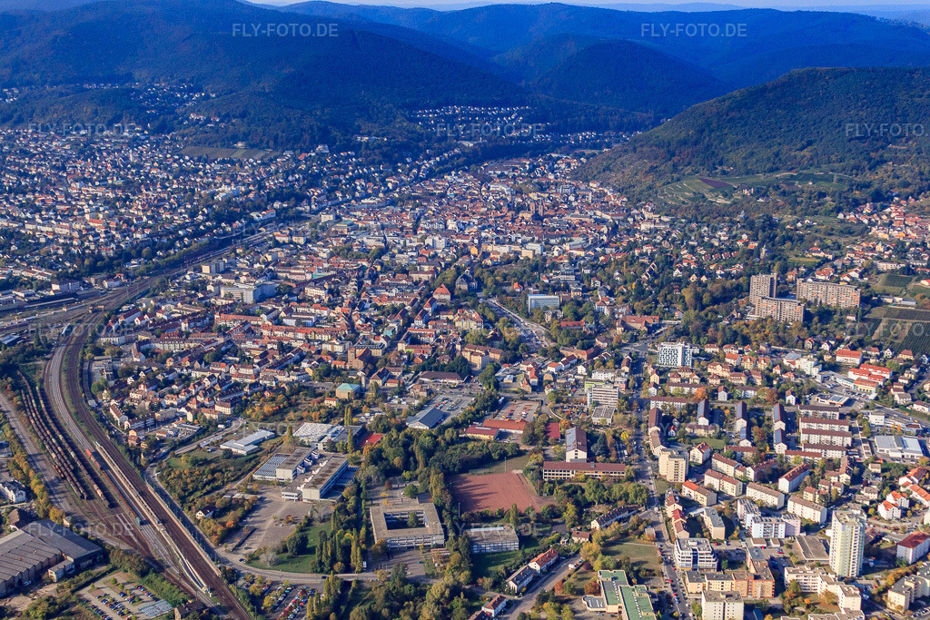 Luftbild: Konrad-Adenauer-Straße von Nordosten in Neustadt an der Weinstraße im Bundesland Rheinland-Pfalz in Deutschland. Foto: IMG_22065.jpg vom 15.10.2009 durch Werner Riehm/FLY-FOTO.de
