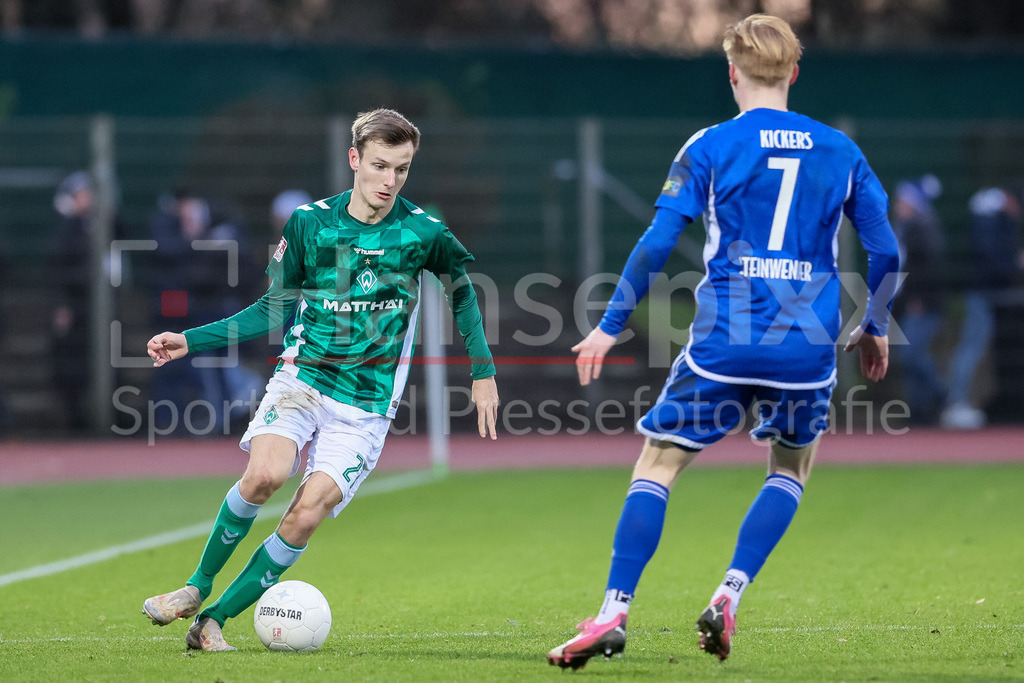 Fussball, Regionalliga Nord, SV Werder Bremen II - BSV Kickers Emden | v.li.: Ole Schulz (SV Werder Bremen II, 27) am Ball, Einzelbild, Ganzkörper, Aktion, Action, Spielszene, Pascal Steinwender (Kickers Emden, 7)