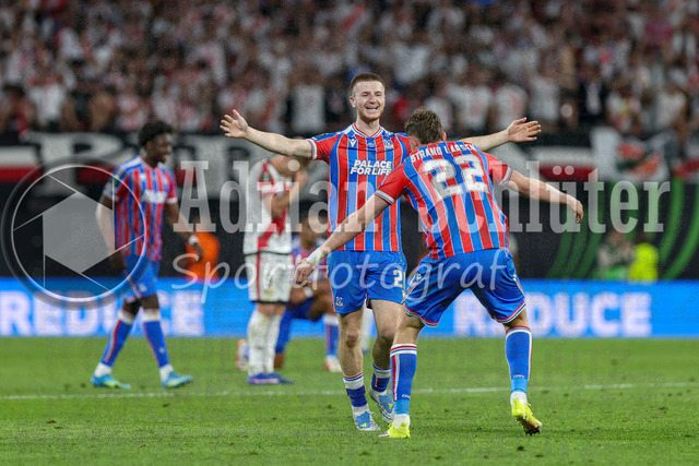 27.05.2026, EUR, Fussball, Herren, Conference League Finale, Saison 2025/2026, Crytsal Palace F.C. - Rayo Vallecano de Madrid | Adam Wharton (Crystal Palace, 20) und Jorgen Strand Larsen (Crystal Palace, 22) Schlussjubel, jubelt nach dem Sieg