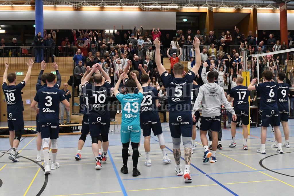 TSV Deggendorf  : VC Eitting 09 | Deggendorfer Volleyball Herren feiern mit ihren Fans - Realisiert mit Pictrs.com