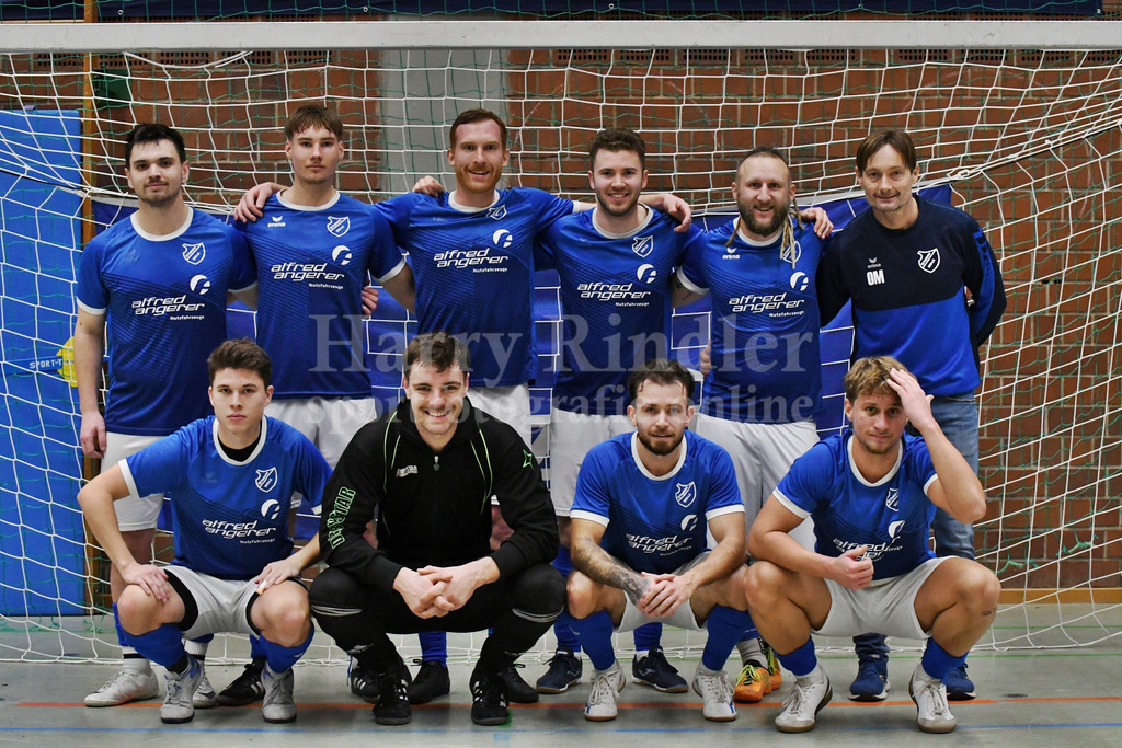 Allianz Fischer Cup 2026; FC Dingolfing; SV Pankofen; | Sieger der Herzen beim Allianz Fischer Cup 2026: SV Pankofen mit Trainer Martin Oslislo - Realisiert mit Pictrs.com