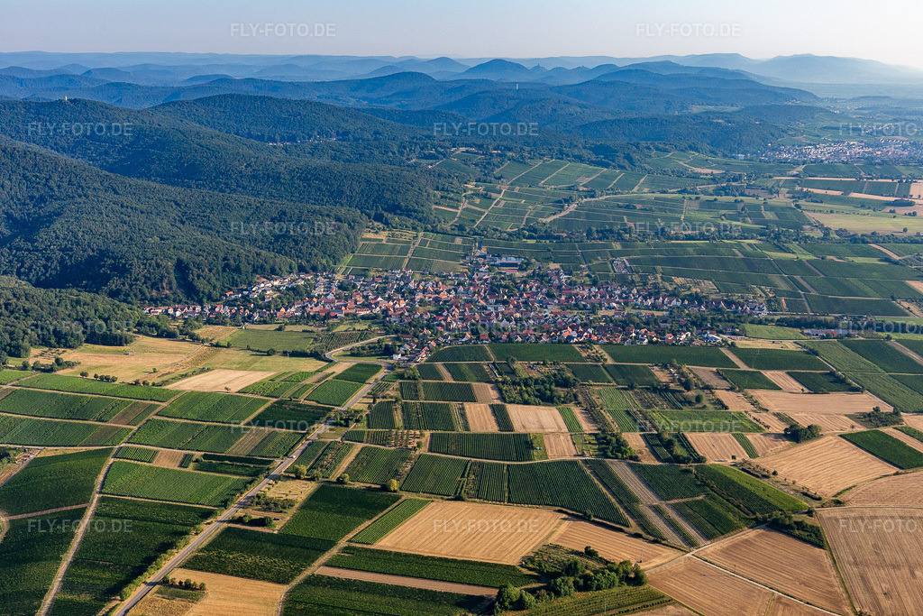 Landwirtschaftliche Nutzflächen und Feldgrenzen umsäumen das Siedlungsgebiet des Dorfes | Luftbild: Landwirtschaftliche Nutzflächen und Feldgrenzen umsäumen das Siedlungsgebiet des Dorfes in Oberotterbach im Bundesland Rheinland-Pfalz in Deutschland. Foto: IMG_122051.jpg vom 08.08.2020 durch ©2025 Werner Riehm fly-foto.de/copyright - Realisiert mit Pictrs.com