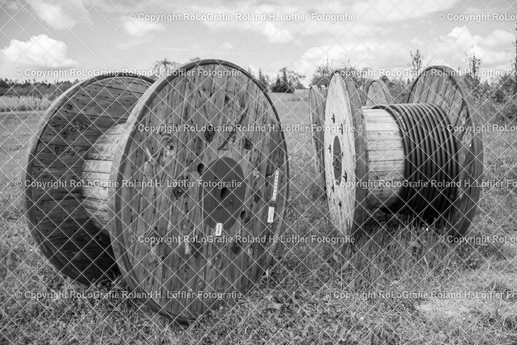 Holzkabeltrommeln-G | Erdkabelrollen auf der Wiese - Realisiert mit Pictrs.com