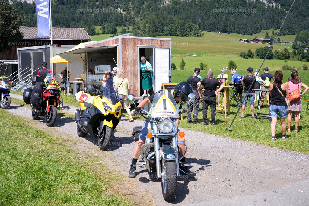150_20230817_Bewerb_Maenner_Muehlanger | AUT - OESTERREICH, 2023-08-16: SPORT RENNRAD-FAHREN - 55. INTERNATIONALER RADWELTPOKAL IN ST. JOHANN IN TIROL  - Vintage-Radrennen mit WM-Bronze-Medaillen-Siegerin Christina Schweinberger, den Teilnehmer und Alexander Baumann (vom Orginastions-Team) - TAG 2 BEWERB MAENNER IN SECHS GRUPPEN  ; Foto: Roland Muehlanger