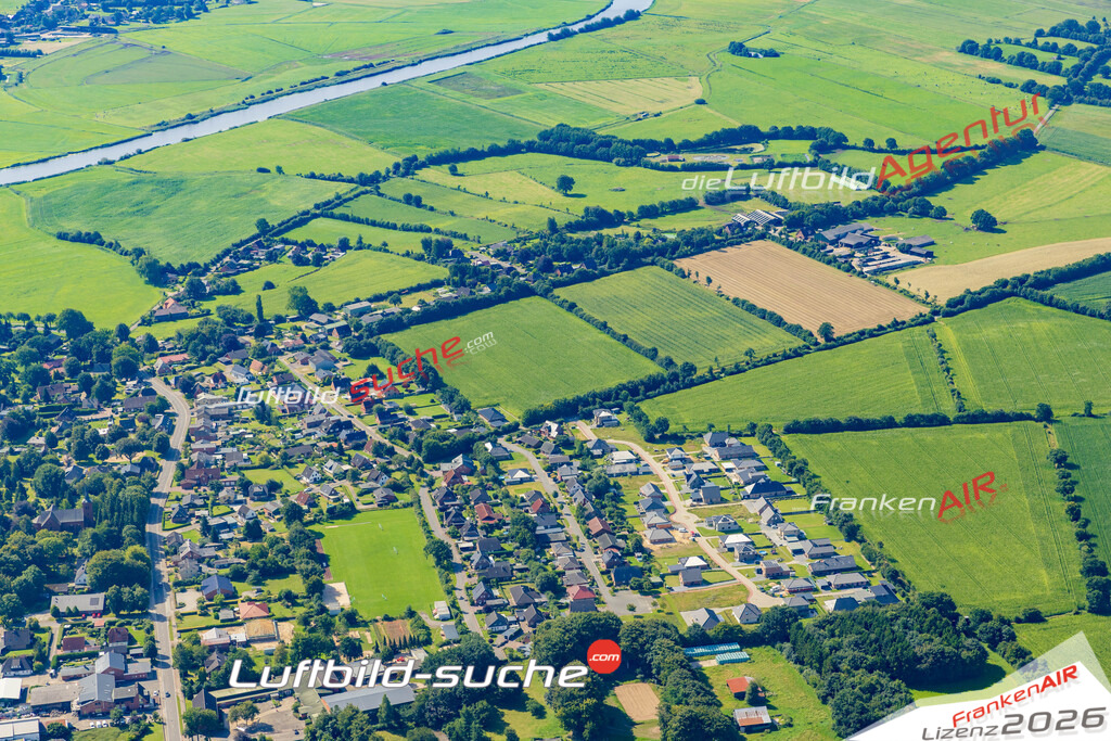 Neue Luftbildaufnahme der Stadt Hamdorf - Das Luftbild wurde 2025 vom UL-Flugzeug heraus erstellt ( keine Drohnenaufnahme ) - Hochauflösende Luftaufnahme - für Wandbilder und großformatige Ausdrucke geeignet. Das besondere Geschenk!Hier alle&nbsp;Infos zur Lizenzierung der LuftaufnahmeWir fliegen auch dieses Jahr wieder in Ihre Region um Luftbilder zu erstellen.- Luftbild anfragen