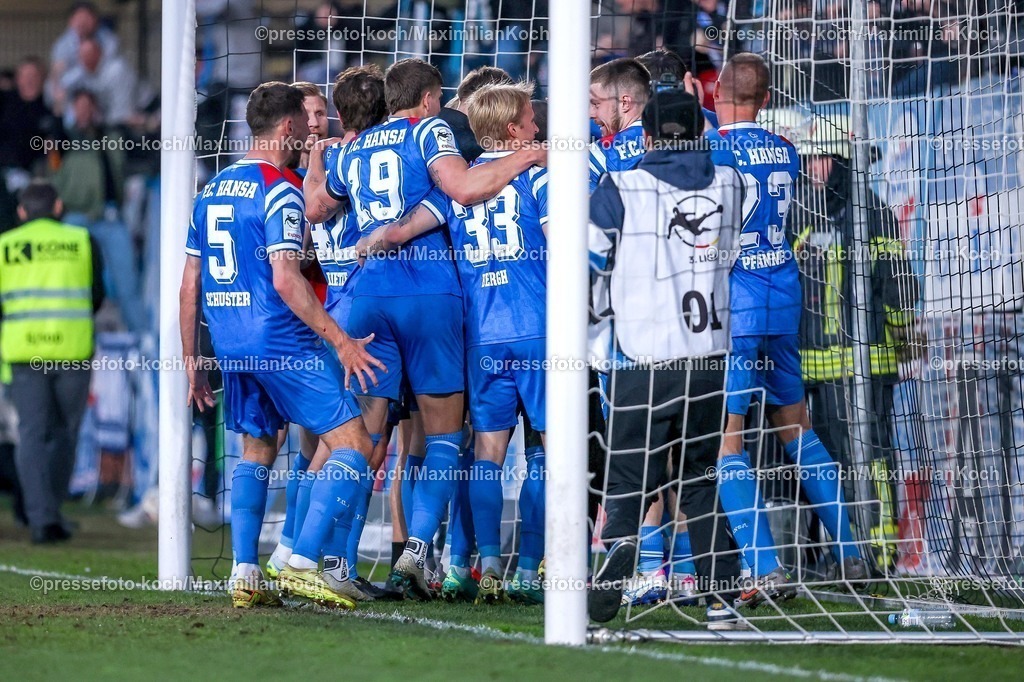 xKWIx08042601057 | 2026.04.08, xkwix, Fußball, 3.Liga, SC Verl -  F.C. Hansa Rostock, SPORTCLUB Arena, 32.Spieltag, Saison 2025 / 2026: Torjubel der Mannschaft im Tor beim Tor zum 1:2 durch Emil Holten (Hansa Rostock #11) DFB regulations prohibit any use of photographs as image sequences and or quasi-video. Photo: xKamilxWilkowskixPressefotoKochx