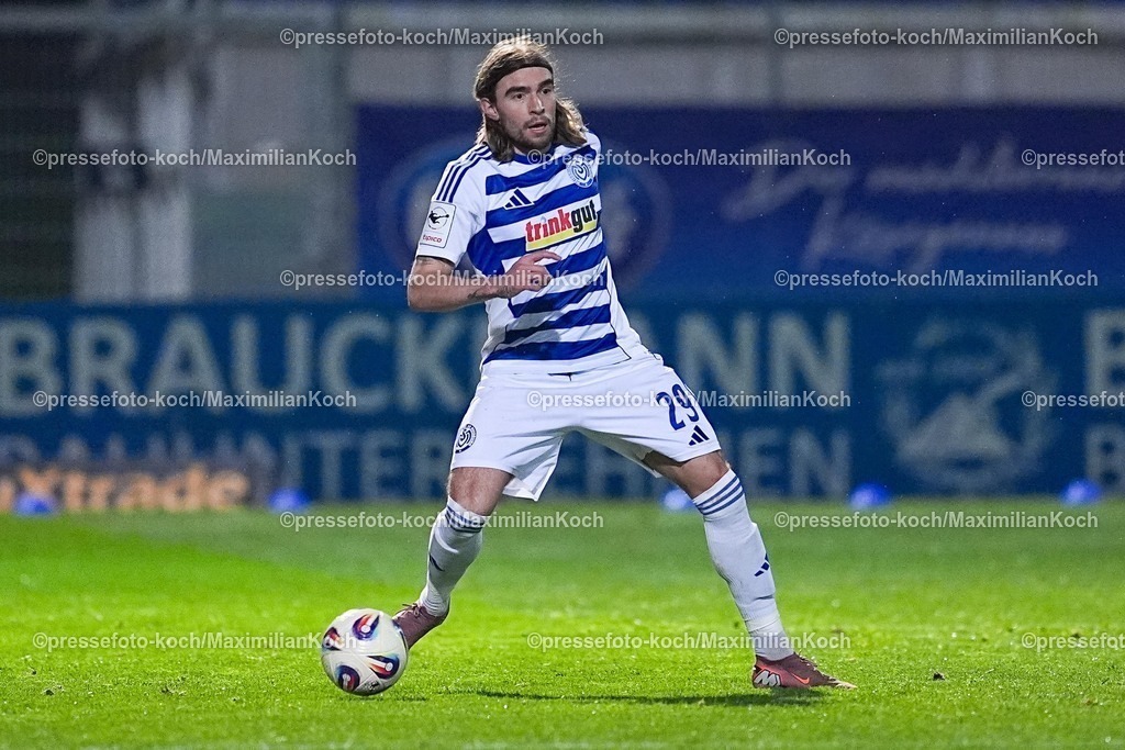 xYDRx21122501069 | 21.12.2025, xydrx, Fußball, 3.Liga, FC Viktoria Köln - MSV Duisburg, Saison 2025 2026, Sportpark Höhenberg: Joshua Bitter (MSV Duisburg #29)        DFB regulations prohibit any use of photographs as image sequences and or quasi-video.Photo: xYannisxDreimannxPressefotoKochx
