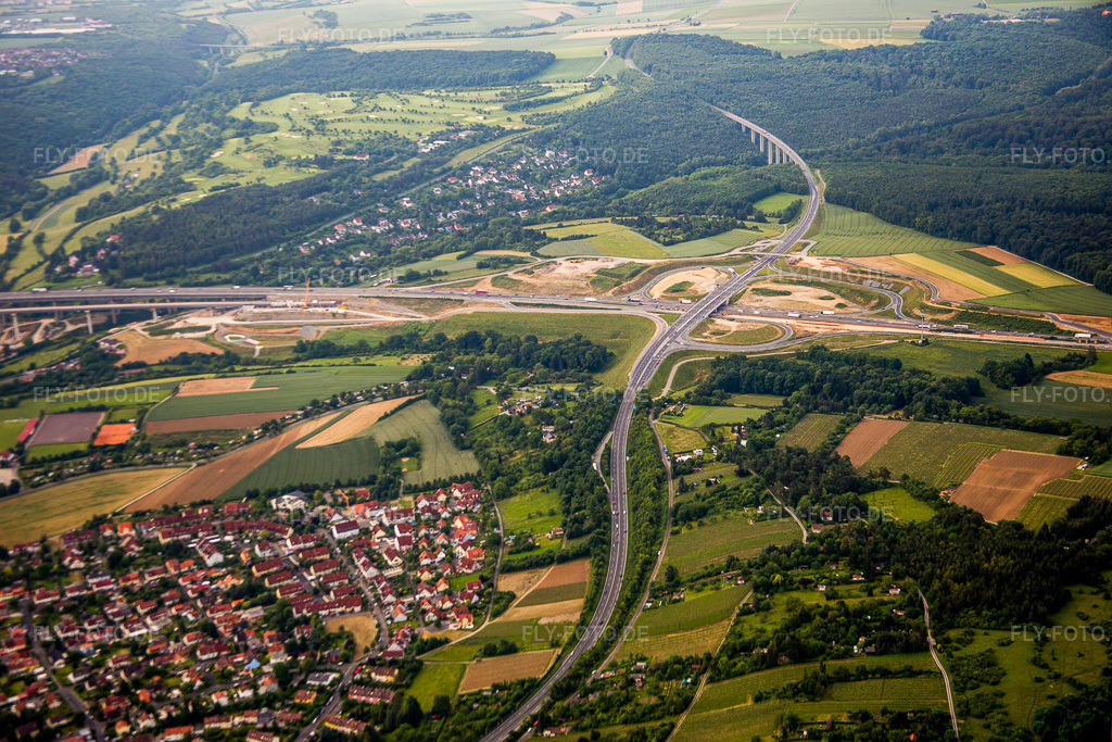 Luftbild: Streckenführung und Fahrspuren im Verlauf der Autobahn- Abfahrt und Zufahrt der BAB A3 auf Bundesstraße B19 im Ortsteil Heidingsfeld in Würzburg im Bundesland Bayern in Deutschland. Foto: IMG_089795.jpg vom 11.06.2016 durch Werner Riehm/FLY-FOTO.de