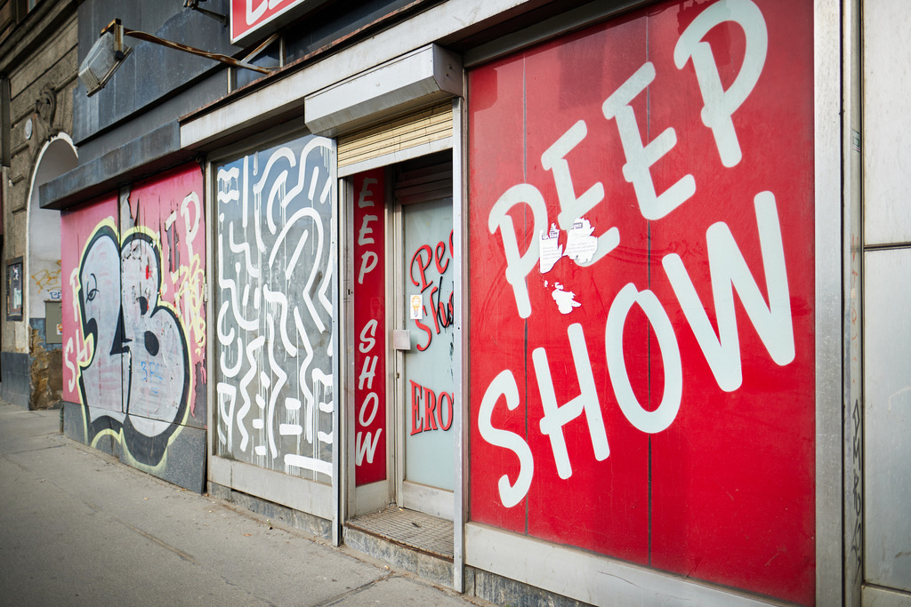 Erotic Geschäft und Peepshow Eingang | Wien, Austria - April 01, 2021: entlang der Wiener Gürtel Straße; Erotik Geschäft und Peepshow Eingang. - Realisiert mit Pictrs.com